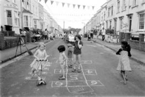 Resultado de imagen de niños jugando en la calle